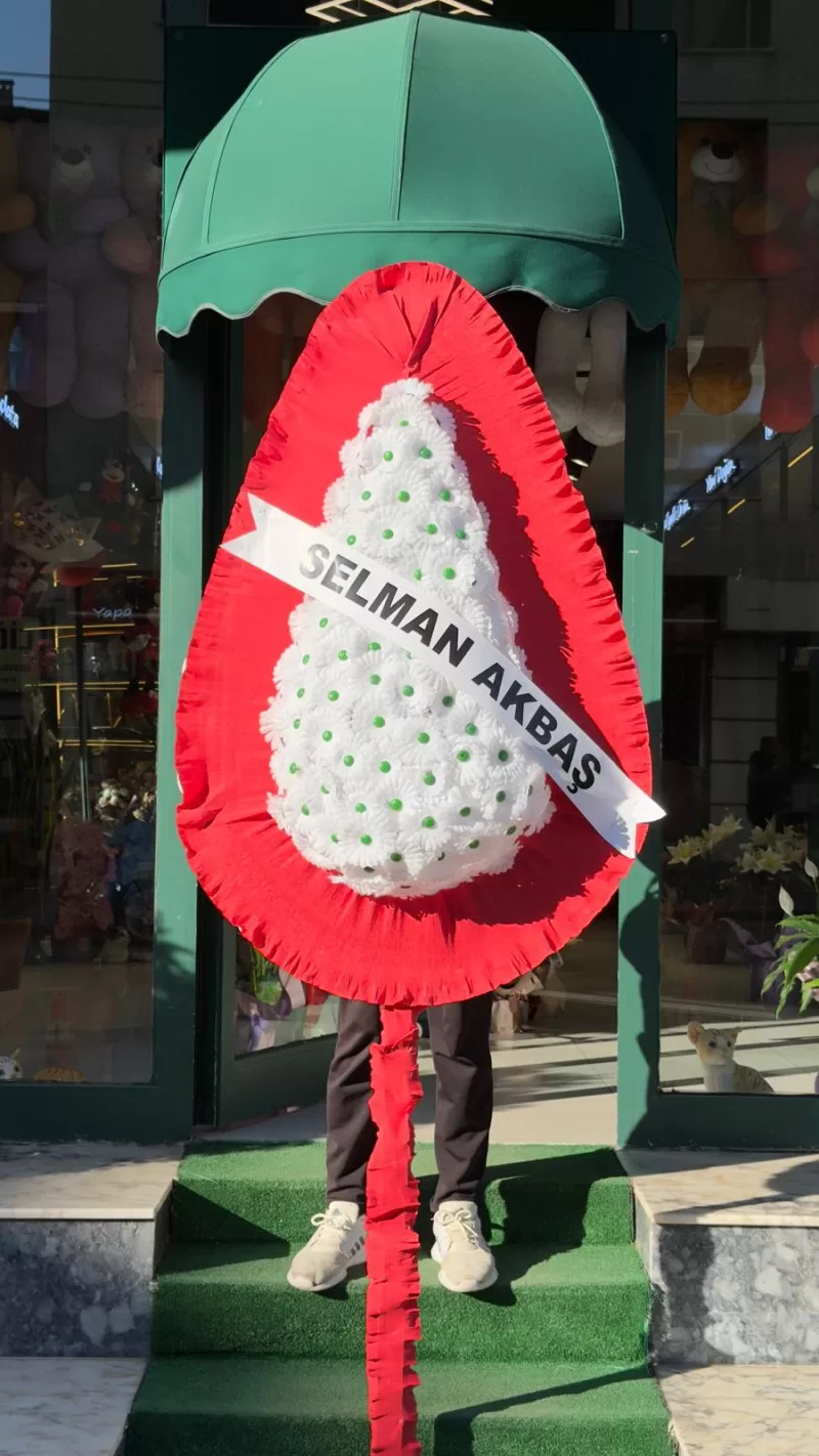 Yapay Beyaz Gerberalar İle Hazırlanmış Çelenk