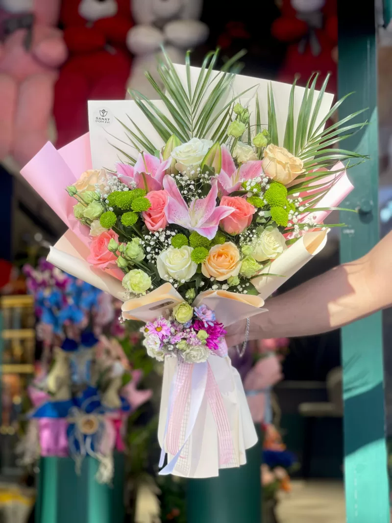 Pembe Lilyum Ve Renkli Güler